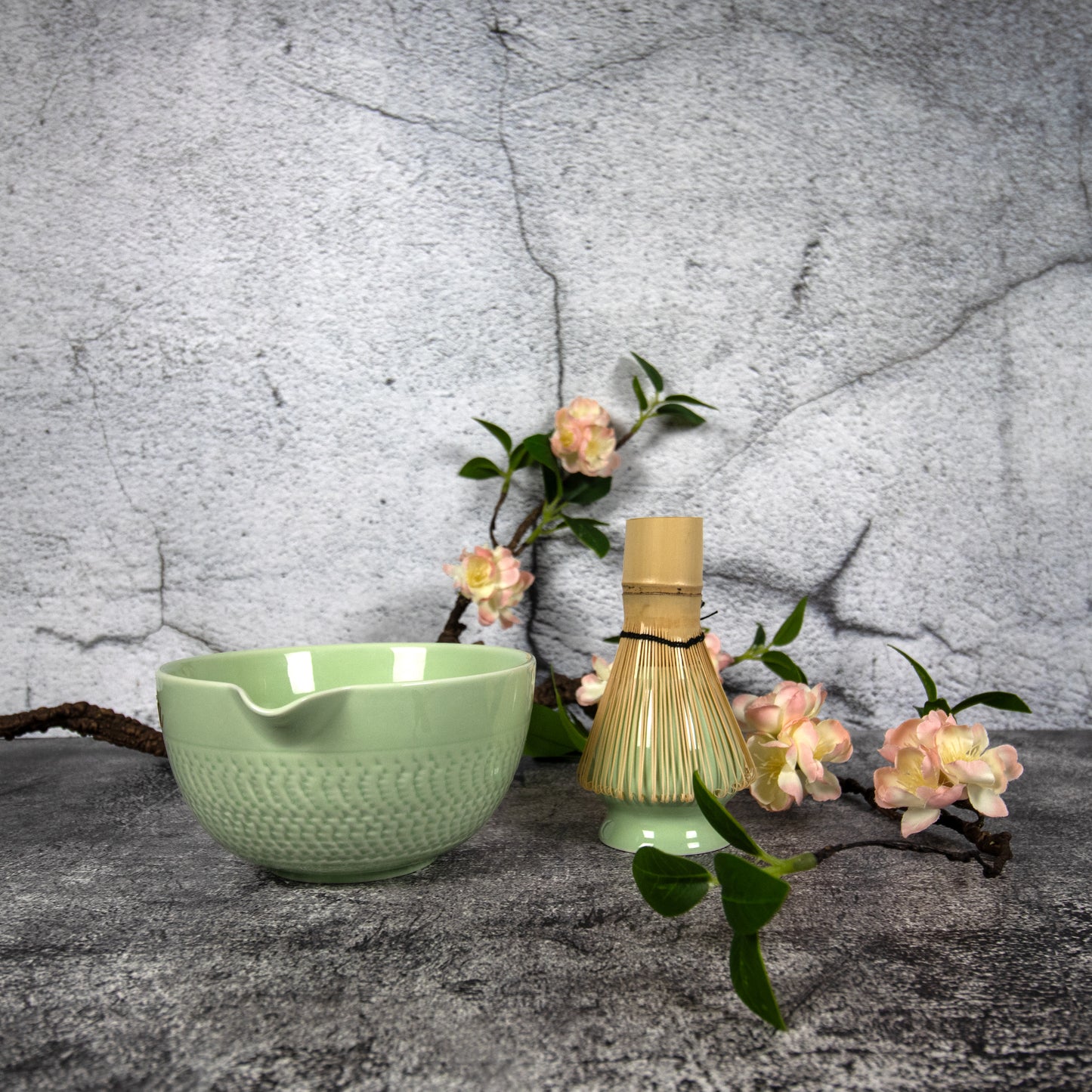 Gift Matcha Set – Matcha Bowl with Spout, Bamboo Whisk, Sifter, Holder, Matcha Powder and Recipe Guide (Green)